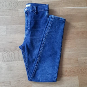 Perfekt jeans stl 36 - Ett par blåa jeans i stl 36.