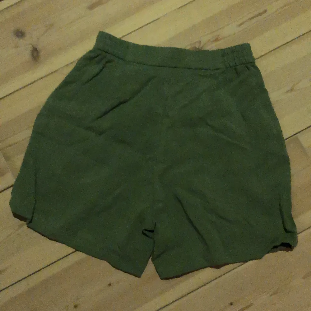 Gröna shorts från monki, använda 1 gång, bra sick, kan strykas innan Frakten om ni vill, köparen står för frakt, kontakta mig om intesse. Shorts.