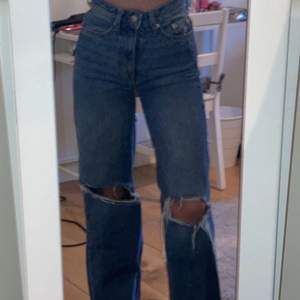 Säljer mina snygga populära jeans ifrån lager 157 i storlek XS❤️ har använd dom några få gånger bara! Köparen står för frakt!  Dom sitter asbra på mig som är 1,59!