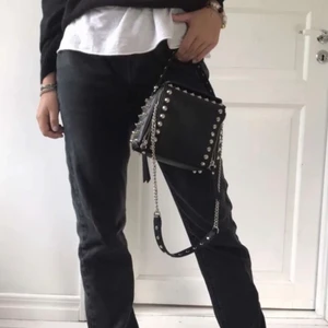 Zaraväska - Säljer denna coola, slutsålda väskan med nitar från Zara. Knappt använd (LÅNAD BILD). Säljer pga kommer inte till användning. Skriv till mig om du är intresserad!💞🙌🏼