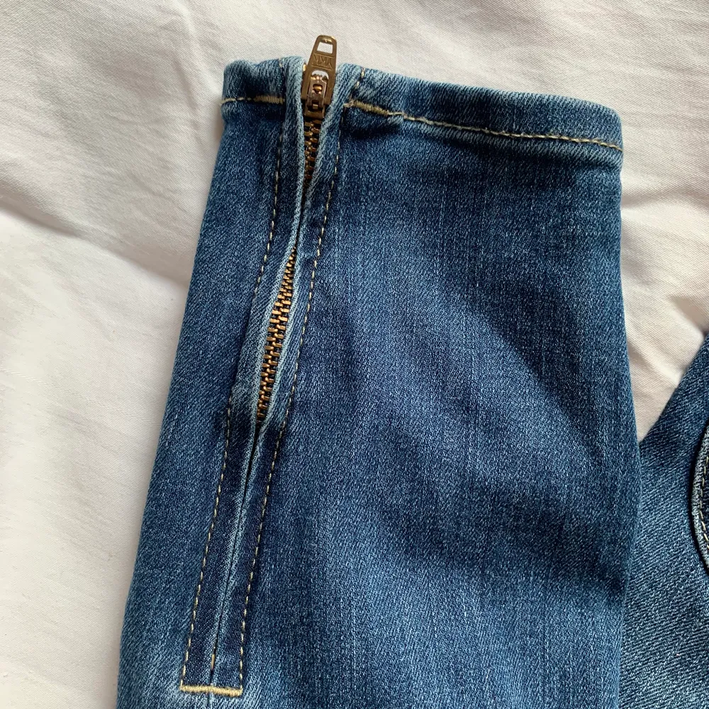 Lee jeans i scarlett cropped modell. De är tighta hela benen och stretchiga i modell. De har dragkedja längts ner på benen. Använda få gånger. Storlek W29 L33 passar mig i läng som är 165. Passar storlek M. Jeans & Byxor.