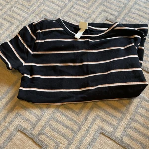 T-shirt från hm - T-shirt från hm i storlek M. Knappt intill ny då det var fel storlek. 