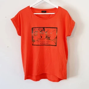 Handtryckt t-shirt ❤ - Ännu en t-shirt med trycket "Do u care, repair and rewear?" Trycket i lite blandade färger!