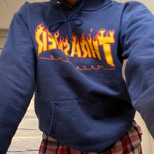Marinblå thrasher hoodie - Marinblå äkta trasherhoodie jag köpt 2 år sen. Den är ganska urtvättad vilket gör den mer hård typ, och den är inte sådär mysig som nya hoodies brukar vara. Vid fickan så finns det 2 små vita fläckar och snörena är också lite defekta. 👕 + frakt