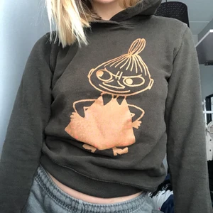 Brun lilla my hoodie - Brun hoodie med lillamy-tryck som sitter tajt. strl XS