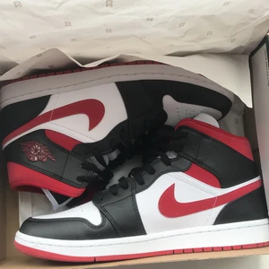 Jordan 1 Mid GYM RED - Jordan 1 mid gym red. Dem är helt nya. Skick 10/10 inga crease. Inget smuts på dem. Låda och kvitto följer med. Skriv privat vid intresse eller fler frågor :)