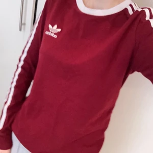Vinröd adidas originals tröja - En vinröd tröja från adidas orginals i storlek XS. 
