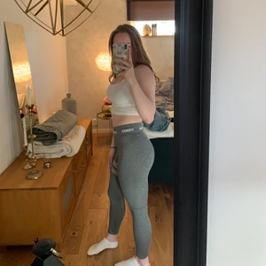 Stronger träningstights - Säljer dessa skitsnygga träningstight från stronger då jag har alldeles för många! De är storlek xs men sitter bra på mig som oftast är S. Inga fel på tightsen! 