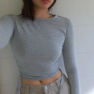 Tröja PrettyLittleThing - En super söt grå tröja från Prettylittlething. Storlek S men är lite för liten på mig skulle nog passa bäst på någon som är xs eller på gränsen till S! 