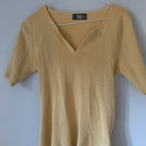 Fin tröja från flash  - Gul glittrig tröja från flash! 