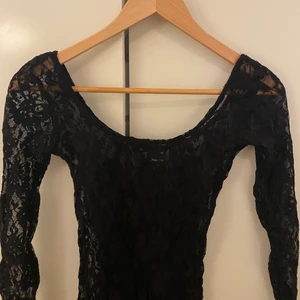 Spets tröja  - Super snyg spetstopp som man kan matcha med mycket! Tröjan är i stel XS men passar även någon med XXS. Skriv vid eventuella frågor💞