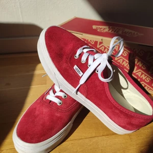 Vans Authentic, Red mocka - I perfekt skick.  Tillverkad av en fin mocka.  Dessa skor är för små för mig så jag skulle vilja ge dem ett nytt hem.  Jag har ett kvitto med 1,5 års garanti.  Köpt i Sneakers Corner på hösten. 