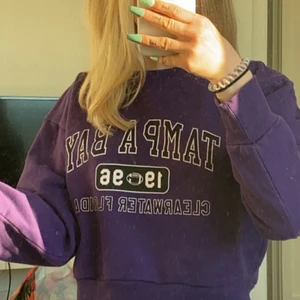 Snygg sweatshirt  - Lila snygg sweatshirt med tryck köpt på bikbok 299kr säljer för 70kr bra skick 