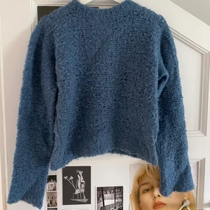 Our legacy blå stickad tröja - Säljer min fina tjocktröja från our legacy då den inte kommer till andvändning. Står storlek 46 men skulle säga att den passar S-M. Superfin färg och inget att anmärka på skicket. Köpare står för frakt 😉🌟