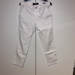 Vita Zara chinos - Vita Zara chinos i storlek 30, inga fläckar vilken syns på bilderna.
