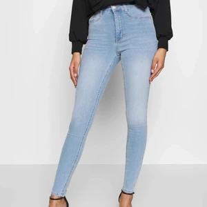 Gina tricot byxor - Fina gina tricot byxor, knappt använda i storlek XS. Säljs då dom är för små för mig, fin ljusblå färg. Mycket stretchiga och formar kroppen. Modellen heter Molly. Går att få privata bilder på enbart byxorna