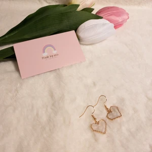 Örhänge  - ✨ Shipped from Sweden ✨ Alloy Enamel Pendants, Minimalist , Light Gold, White  ✨ 304 stainless Steel ✨ light weight   Shipping by PostNord Sweden ✈️