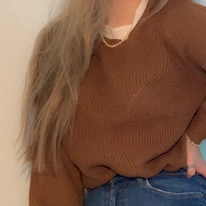 Stickad tröja  - Superfin stickad tröja, brun, strl M, super snygg till både jeans och kjol, 75kr, köparen står för frakten