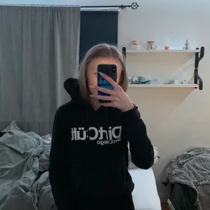 dirtcült hoddie - en svart dirtcult hoddie i strl S, den har lite slitningar på trycket eftersom den är ganska använd, men annars inga skador på hoddien, sitter fint på, skulle dock säga att den är mer som en XS. köpt för 600kr