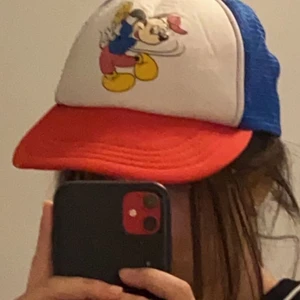 Mussekeps/mickeymousecap - Vintage oanvänd musse kepa 💞, har ej mycket användning av denna drf säljs den. Köpte denna för någon månad sen. Storleken kan man fixa anpassat till sig sj så som man kan på andra kepsar! 🥰 många som är intresserade buda, köp annars direkt för 100kr ☺️