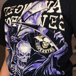 𝕲𝖔𝖙𝖍 𝖘𝖍𝖎𝖗𝖙 - Storlek- S. Jag kommer tyvärr inte ihåg priset på denna vara, jag hittade den i min garderob, och har inte fått användning till denna då jag tände sälja den! Buda gärna, från 50 kr. 