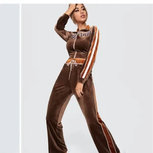 Mjukis - Säljer denna fina oanvända dressen på grund av att den kommer inte till användning. Liknar Jaded london,byxan är S och överdelen M (Lånade bilder)