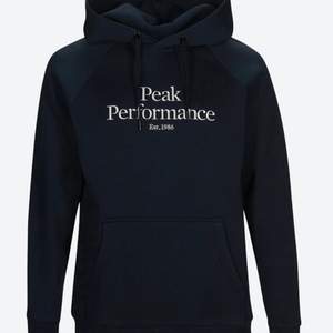 En fin peak performance hoodie i storlek S. Använd ett fåtal gånger. Frakt är gratis📦 Endast swish💸 Skickar endast📬