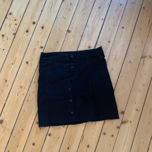 Kjol - Säljer denna snygga kjol i st 36. Säljer för 100kr + 60kr frakt 🥰