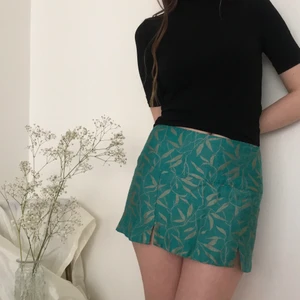 Minikjol - Underbar. Tyg, kvalitet, färg! 🤌🤌🤌Lite för kort för mig tyvärr (174 cm). Så varsågoda! Frakt ingår.