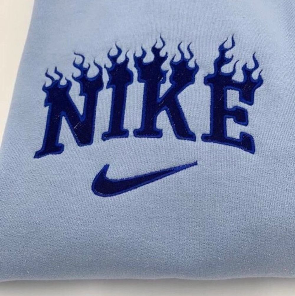 Obs. Bilderna är fina och därför använder ja dem, dem är lånade! Denna nike tröja är Ej äkta! Köptes av en annan här på Plick. Säljes igen pga oseriös köpare😒på appen tise! Kolla gärna igenom mina andra annonser och se om du hittar något, jag Samfraktar mycke gärna! ❤️. Huvtröjor & Träningströjor.