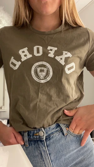 Grön T-shirt  - Grön T-shirt med text på från crocker 