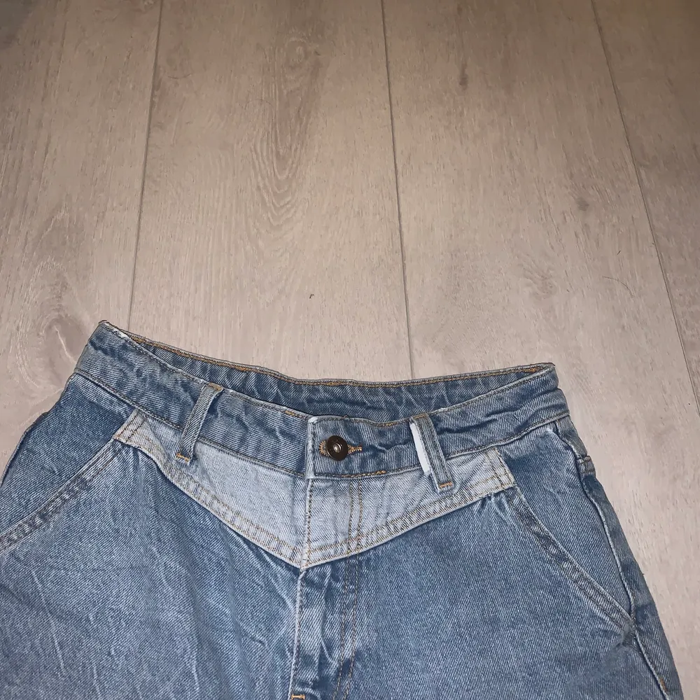 Blåa raka jeans med en blekning överst vid midjan. Storlek 26/36 men skulle säga att de passar 26/34 också. Vilket motsvarar 34-36. Använt ca 3 gånger de är i väldigt bra skick 💕. Jeans & Byxor.