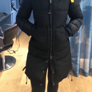 Para jumper jacka - En sjukt snygg para jumper jacka i storlek XS men passar även XS,S. Den är i väldigt bra skick och säljes till bra pris. Den är även inte använd så mycket. Jackan har en sjukt fin passform och passar alla tjejer där ute, den är även väldigt varm och bra till vintern. Pris kan diskuteras vid snabbaffär.