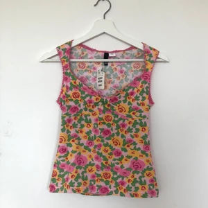 Söt topp 2000’s stil  - NY (prislapp) linne från en äldre kollektion av H&M, jättefint 2000-tals stil speciellt med tyget! Påminner mig om gamla Barbie spel 💗