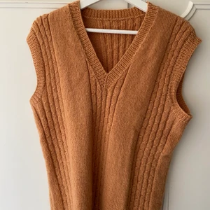 Stickad väst  - Snygg stickad väst. Storleken vet jag tyvärr inte, men jag har vanligt vis strl S och skulle säga att den passar bra på mig. Köparen står för frakten 