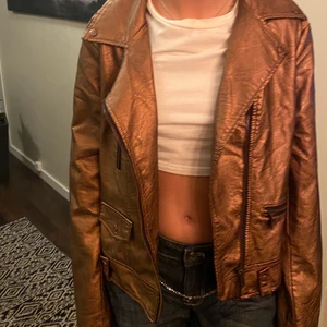 jacka - säljer helt ny brun skimrig jacka i storlek M för 200kr och köparen står för frakten.