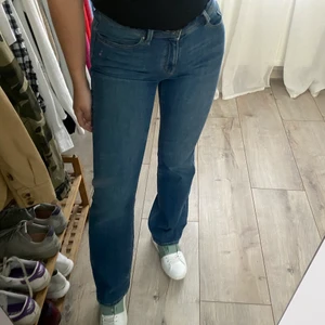 Bootcut jeans  - Snygga och sköna bootcut jeans i finaste färgen! Storlek 27 och sitter perfekt på mig som är 173☺️💓