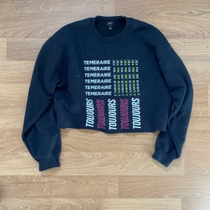 Hoodie med tryck  - En cropad lite overziesd sweatshirt med snyggt tryck. 