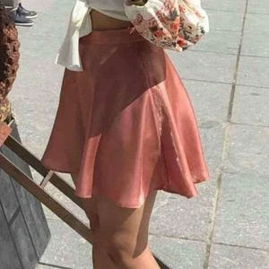 Kjol - Säljer kjolen på första bilden i blått! 40kr+frakt🤍