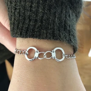 Armband  - Super coola armband med handbojor! 80kr (frakten är inkluderad i priset) Hör av er vid intresse eller funderingar!💓✨
