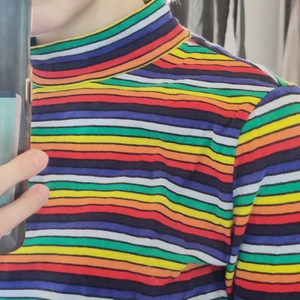 Randig polotröja - en superfin färgglad randig polotröja från Monki! väldigt mjukt material och superfin passform. nyskick! pris 75 kr plus frakt 🌻