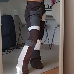 Bruna "lappade byxor" - Köpta här på plick men alldeles för långa för mig, köpte för 650 men kunde aldrig använda dem så säljer för 400. Jag äca 160 och dessa är kanske 10 cm för långa. Skitcoola och synd att dem inte passar mig. Köp direkt för 450 ingen budgivning.