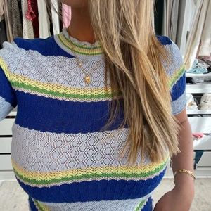 Färgglad topp - Säljer min så snygga topp från samsoe samsoe. Så snygg nu till sommarn! 🥰(högsta bud: 400kr)