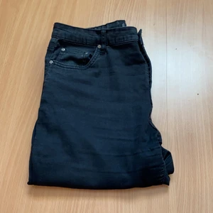 New yorker  - Säljer ett par Jeans från New yorker! Är i storlek 42, kan passa 40 också! Säljer för 170kr + frakt som köparen står för! Fler bilder så fråga! 