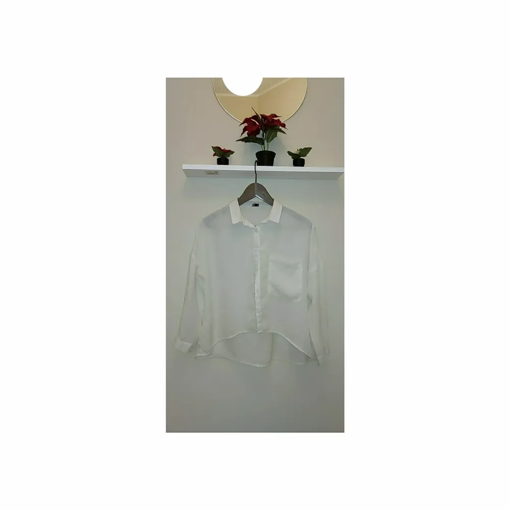 En fint mini vit skjorta, som är också lite genomskinligt 😉 för att visa en fint korset eller BH under. Väldigt luftig och bekvämt. Säljer den på grund av att jag har likadana i 4 andra färger 😅. Skjortor.