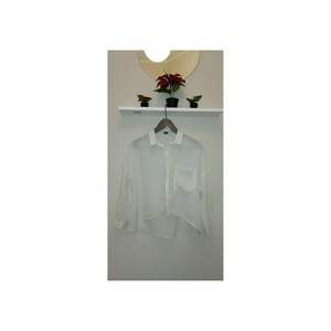 En fint mini vit skjorta, som är också lite genomskinligt 😉 för att visa en fint korset eller BH under. Väldigt luftig och bekvämt. Säljer den på grund av att jag har likadana i 4 andra färger 😅
