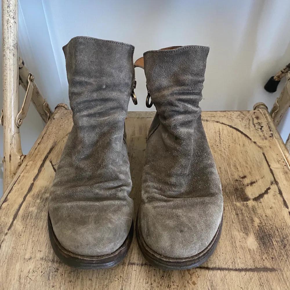 Supersnygga boots från Fiorentini+Baker i modellen ELF i grå mocka. Inköpta 2017 på W19 i Göteborg för ca 3500kr. Använt skick med en skavank under klacken på ena skon (se sista bilden).. Skor.