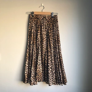 Plisserad kjol  - Plisserad leopardkjol från GinaTricot, endast använd ett par gånger. Finns ej att köpa längre. Strl xs