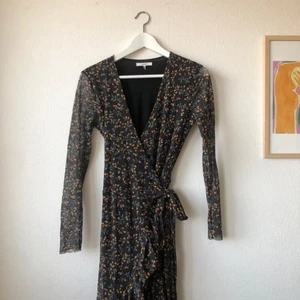 GANNI mesh klänning - Superfin mesh klänning från GANNI i strlk 36. Använd fåtal gånger så därför inget att anmärka på.   Material: 100% polyamid Pris: 566:-