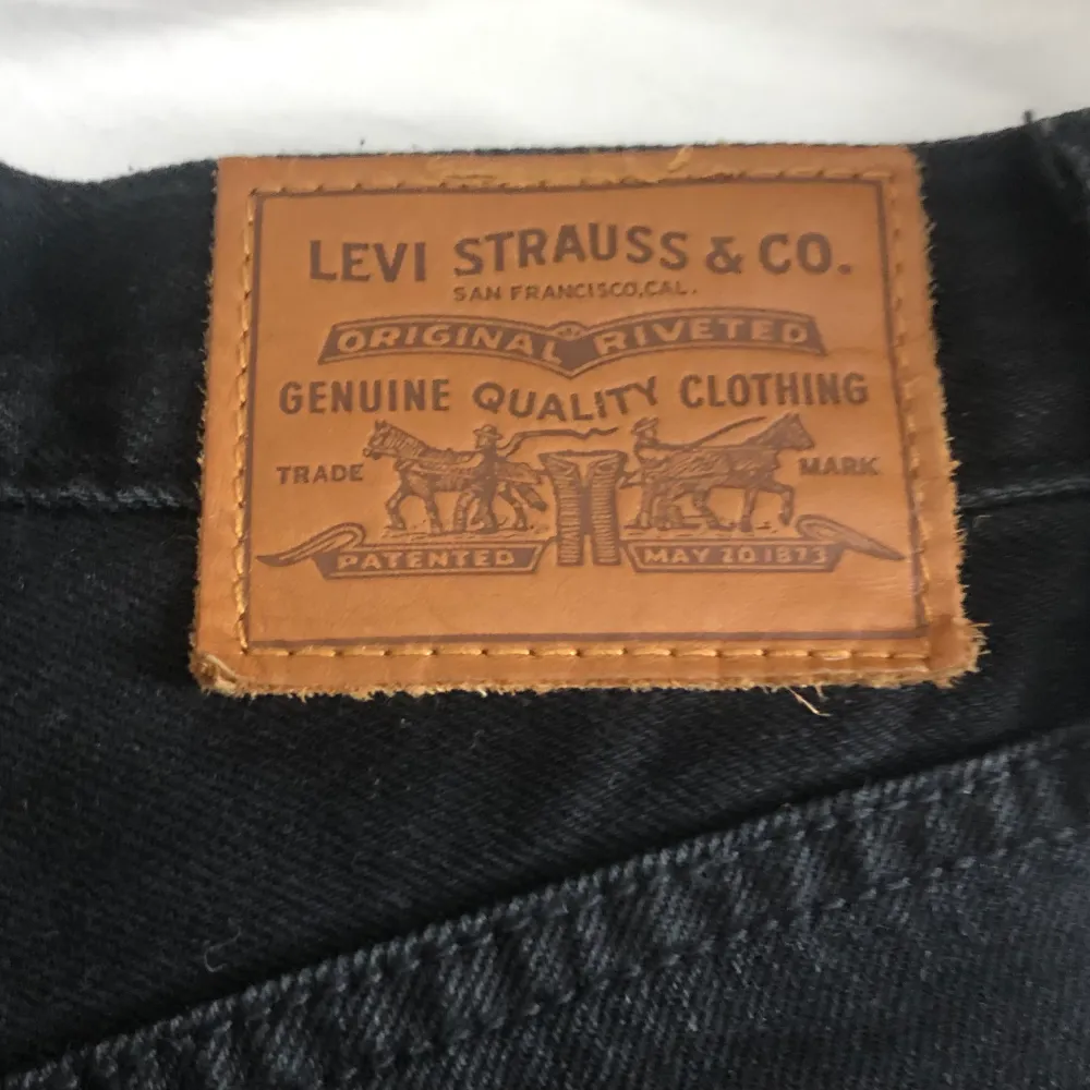 Super snygga jeans från Levis i modellen ribcage wide leg som sitter bra på mig som är 1.63. köparen står för frakten💓. Jeans & Byxor.